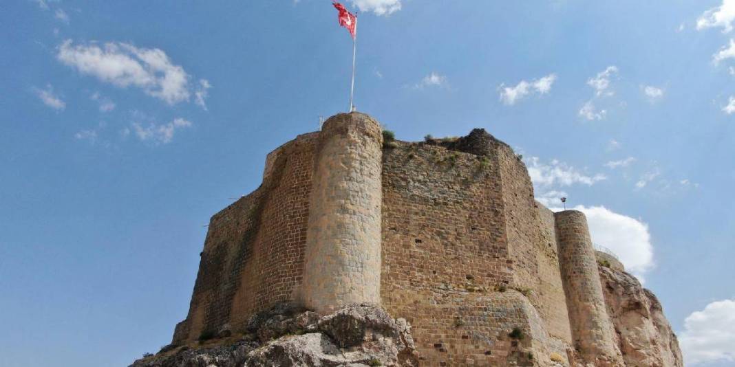 3000 yıldır ayakta duruyor, hikayesi şaşırtıyor! Kar altında eşsiz manzara: Harput Kalesi’nin sütten yapıldığına inanılıyor 7